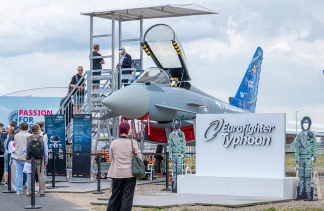 Eurofighter Typhoon - ILA Berlin EUR, Deutschland, Berlin, 10.06.2026: Besucher und Soldaten wollen ins Cockpit und Eurofighter Typhoon Die ILA Berlin ist eine der weltweit führenden Aerospace-Messen. Sie deckt die Branchensegmente Aviation, Space und Defence ab. Alle zwei Jahre bringt sie führende Köpfe aus Industrie, Politik, Forschung und Streitkräften zum Austausch und Netzwerken zusammen. *** Eurofighter Typhoon ILA Berlin EUR, Germany, Berlin, 10 06 2026 Visitors and soldiers want to get into the cockpit and Eurofighter Typhoon ILA Berlin is one of the worlds leading aerospace trade fairs It covers the aviation, space and defense sectors Every two years it brings together leading figures from industry, politics, research and the