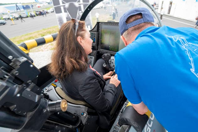 Eurofighter Typhoon - ILA Berlin EUR, Deutschland, Berlin, 10.06.2026: Besucher und Soldaten wollen ins Cockpit und Eurofighter Typhoon Die ILA Berlin ist eine der weltweit führenden Aerospace-Messen. Sie deckt die Branchensegmente Aviation, Space und Defence ab. Alle zwei Jahre bringt sie führende Köpfe aus Industrie, Politik, Forschung und Streitkräften zum Austausch und Netzwerken zusammen. *** Eurofighter Typhoon ILA Berlin EUR, Germany, Berlin, 10 06 2026 Visitors and soldiers want to get into the cockpit and Eurofighter Typhoon ILA Berlin is one of the worlds leading aerospace trade fairs It covers the aviation, space and defense sectors Every two years it brings together leading figures from industry, politics, research and the