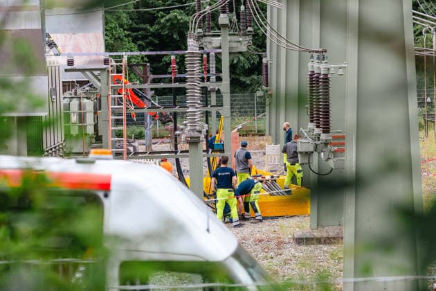 Aktuelle Themenbilder: AktuelleSituation in Reutlingen - Betzingen nach dem Stromausfall, 10.06.2026 Aktuelle Themenbilder: AktuelleSituation in Reutlingen - Betzingen nach dem Stromausfall, 10.06.2026, Blick auf Umspannwerk in der Markwiesenstrasse Betzingen. Mitarbeiter der FairNetz. *** Current topic pictures CurrentSituation in Reutlingen Betzingen after the power outage, 10 06 2026 Current topic pictures CurrentSituation in Reutlingen Betzingen after the power outage, 10 06 2026, View of the substation in Markwiesenstrasse Betzingen FairNetz employees Copyright: xEibner-Pressefoto DimitrixDrofitschx EP_ddh