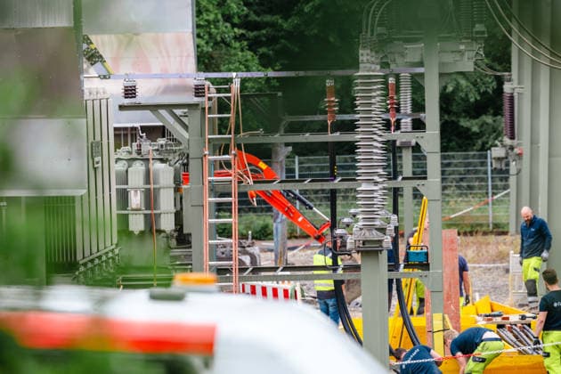 Aktuelle Themenbilder: AktuelleSituation in Reutlingen - Betzingen nach dem Stromausfall, 10.06.2026 Aktuelle Themenbilder: AktuelleSituation in Reutlingen - Betzingen nach dem Stromausfall, 10.06.2026, Blick auf Umspannwerk in der Markwiesenstrasse Betzingen. Mitarbeiter der FairNetz. *** Current topic pictures CurrentSituation in Reutlingen Betzingen after the power outage, 10 06 2026 Current topic pictures CurrentSituation in Reutlingen Betzingen after the power outage, 10 06 2026, View of the substation in Markwiesenstrasse Betzingen FairNetz employees Copyright: xEibner-Pressefoto DimitrixDrofitschx EP_ddh