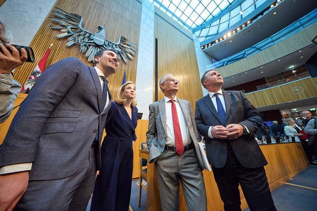 - Wien 09.06.2026 - Budgetrede Österreichisches Parlament - Der Nationalrat trat heute im Hohen Haus zu einer regluären Nationalratssitzung zusammen. Haupthema war die Budetrede des Finanzministers - PHOTO: v.L. Bildungsminister Christoph Wiederkehr (NEOS), Aussenministerin Beate Meinl-Reisinger (NEOS), Finanzminister Markus Marterbauer (SPÖ), Vizekanzler Andreas Babler (SPÖ), im Plenarsaal kurz vor Beginn der Sitzung. Vienna (AUSTRIA) - Austrian Parliament National Council session - The National Council met today in Parliament for a regular National Council session. The topic of the plenary session was the Budget Speech by the Austrian Minister of Finance. Budget, Finanzen, Staatsfinanzen, Geld, Steuern, Ausgaben, Einnahmen, Regi 