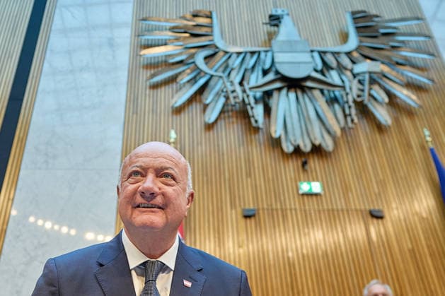 - Wien 09.06.2026 - Budgetrede Österreichisches Parlament - Der Nationalrat trat heute im Hohen Haus zu einer regluären Nationalratssitzung zusammen. Haupthema war die Budetrede des Finanzministers - PHOTO: Bundeskanzler Christian Stocker (ÖVP) auf der Regierungsbank kurz vor Beginn der Sitzung. Vienna (AUSTRIA) - Austrian Parliament National Council session - The National Council met today in Parliament for a regular National Council session. The topic of the plenary session was the Budget Speech by the Austrian Minister of Finance. Budget, Finanzen, Staatsfinanzen, Geld, Steuern, Ausgaben, Einnahmen, Regierung, echtes Dopelbudet 2027 28 , 2028, Schulden, Nationalratssitzung, Nationalrat SItzung Budgetrede *** Vienna 09 06 2026 