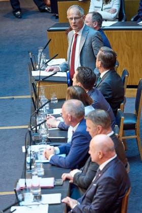 - Wien 09.06.2026 - Budgetrede Österreichisches Parlament - Der Nationalrat trat heute im Hohen Haus zu einer regluären Nationalratssitzung zusammen. Haupthema war die Budetrede des Finanzministers - PHOTO: Finanzminister Markus Marterbauer (SPÖ) auf der Regierungsbank im Plenarsaal bei seiner zweiten Budgetrede. Vienna (AUSTRIA) - Austrian Parliament National Council session - The National Council met today in Parliament for a regular National Council session. The topic of the plenary session was the Budget Speech by the Austrian Minister of Finance. Budget, Finanzen, Staatsfinanzen, Geld, Steuern, Ausgaben, Einnahmen, Regierung, echtes Dopelbudet 2027 28 , 2028, Schulden, Nationalratssitzung, Nationalrat SItzung Budgetrede *** 