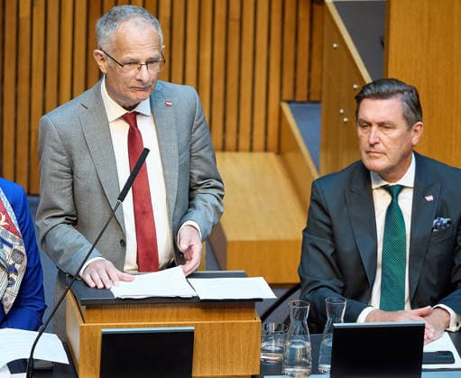 - Wien 09.06.2026 - Budgetrede Österreichisches Parlament - Der Nationalrat trat heute im Hohen Haus zu einer regluären Nationalratssitzung zusammen. Haupthema war die Budetrede des Finanzministers - PHOTO: Finanzminister Markus Marterbauer (SPÖ) auf der Regierungsbank im Plenarsaal bei seiner zweiten Budgetrede. Rechts Peter Hanke (SPÖ), Bundesminister für Innovation Vienna (AUSTRIA) - Austrian Parliament National Council session - The National Council met today in Parliament for a regular National Council session. The topic of the plenary session was the Budget Speech by the Austrian Minister of Finance. Budget, Finanzen, Staatsfinanzen, Geld, Steuern, Ausgaben, Einnahmen, Regierung, echtes Dopelbudet 2027 28 , 2028, Schulden, 