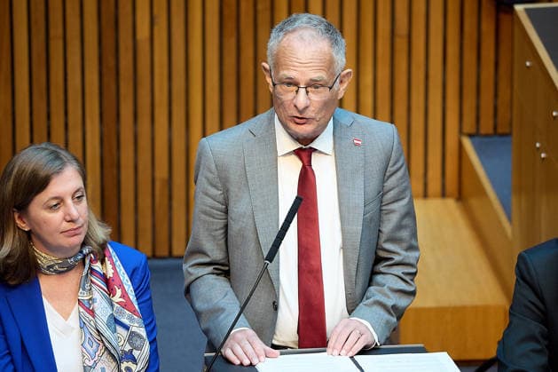 - Wien 09.06.2026 - Budgetrede Österreichisches Parlament - Der Nationalrat trat heute im Hohen Haus zu einer regluären Nationalratssitzung zusammen. Haupthema war die Budetrede des Finanzministers - PHOTO: Finanzminister Markus Marterbauer (SPÖ) auf der Regierungsbank im Plenarsaal bei seiner zweiten Budgetrede. Vienna (AUSTRIA) - Austrian Parliament National Council session - The National Council met today in Parliament for a regular National Council session. The topic of the plenary session was the Budget Speech by the Austrian Minister of Finance. Budget, Finanzen, Staatsfinanzen, Geld, Steuern, Ausgaben, Einnahmen, Regierung, echtes Dopelbudet 2027 28 , 2028, Schulden, Nationalratssitzung, Nationalrat SItzung Budgetrede *** 