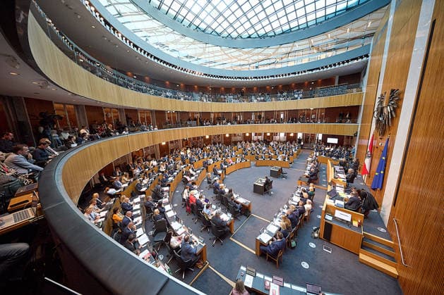 - Wien 09.06.2026 - Budgetrede Österreichisches Parlament - Der Nationalrat trat heute im Hohen Haus zu einer regluären Nationalratssitzung zusammen. Haupthema war die Budetrede des Finanzministers - PHOTO: Blick in den Plenarsaal während der Budgetrede. Vienna (AUSTRIA) - Austrian Parliament National Council session - The National Council met today in Parliament for a regular National Council session. The topic of the plenary session was the Budget Speech by the Austrian Minister of Finance. Budget, Finanzen, Staatsfinanzen, Geld, Steuern, Ausgaben, Einnahmen, Regierung, echtes Dopelbudet 2027 28 , 2028, Schulden, Nationalratssitzung, Nationalrat SItzung Budgetrede *** Vienna 09 06 2026 Budget Speech Austrian Parliament The Natio 