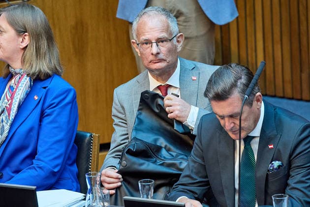 - Wien 09.06.2026 - Budgetrede Österreichisches Parlament - Der Nationalrat trat heute im Hohen Haus zu einer regluären Nationalratssitzung zusammen. Haupthema war die Budetrede des Finanzministers - PHOTO: Finanzminister Markus Marterbauer (SPÖ) im Plenarsaal nach seiner zweiten Budgetrede. Vienna (AUSTRIA) - Austrian Parliament National Council session - The National Council met today in Parliament for a regular National Council session. The topic of the plenary session was the Budget Speech by the Austrian Minister of Finance. Budget, Finanzen, Staatsfinanzen, Geld, Steuern, Ausgaben, Einnahmen, Regierung, echtes Dopelbudet 2027 28 , 2028, Schulden, Nationalratssitzung, Nationalrat SItzung Budgetrede *** Vienna 09 06 2026 Budg 