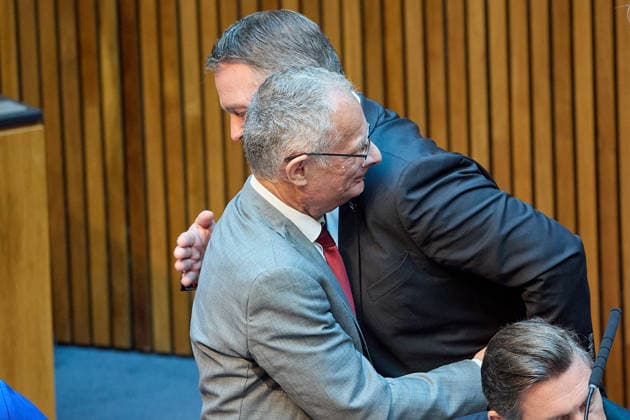 - Wien 09.06.2026 - Budgetrede Österreichisches Parlament - Der Nationalrat trat heute im Hohen Haus zu einer regluären Nationalratssitzung zusammen. Haupthema war die Budetrede des Finanzministers - PHOTO: Finanzminister Markus Marterbauer (L SPÖ) im Plenarsaal wird nach seiner zweiten Budgetrede. von Vizekanzler und SPÖ-Chef Andreas Babler (R SPÖ) umarmt. Vienna (AUSTRIA) - Austrian Parliament National Council session - The National Council met today in Parliament for a regular National Council session. The topic of the plenary session was the Budget Speech by the Austrian Minister of Finance. Budget, Finanzen, Staatsfinanzen, Geld, Steuern, Ausgaben, Einnahmen, Regierung, echtes Dopelbudet 2027 28 , 2028, Schulden, Nationalrats 