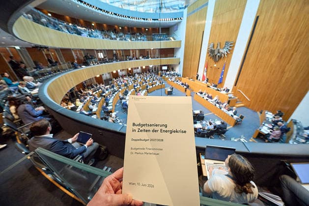 - Wien 09.06.2026 - Budgetrede Österreichisches Parlament - Der Nationalrat trat heute im Hohen Haus zu einer regluären Nationalratssitzung zusammen. Haupthema war die Budetrede des Finanzministers - PHOTO: Vienna (AUSTRIA) - Austrian Parliament National Council session - The National Council met today in Parliament for a regular National Council session. The topic of the plenary session was the Budget Speech by the Austrian Minister of Finance. Budget, Finanzen, Staatsfinanzen, Geld, Steuern, Ausgaben, Einnahmen, Regierung, echtes Dopelbudet 2027 28 , 2028, Schulden, Nationalratssitzung, Nationalrat SItzung Budgetrede *** Vienna 09 06 2026 Budget Speech Austrian Parliament The National Council met today in Parliament for a regul 