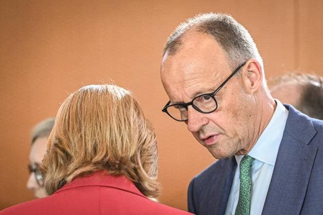 Sitzung des Bundeskabinetts ** NUR FÜR REDAKTIONELLE ZWECKE ** EDITORIAL USE ONLY **<p>Sitzung des Bundeskabinetts, Bundeskanzler Friedrich Merz (CDU) spricht mit Bärbel Bas (SPD), Bundesministerin für Arbeit und Soziales, vor Beginn der Sitzung des Bundeskabinetts im Kanzleramt.. fotografiert am 10.06.2026 in Berlin. Berlin Berlin Berlin Copyright: MaurizioxGambarini *** Federal Cabinet meeting FOR EDITORIAL PURPOSES ONLY EDITORIAL USE ONLY p Federal Cabinet meeting, Federal Chancellor Friedrich Merz CDU speaks with Bärbel Bas SPD , Federal Minister of Labor and Social Affairs, before the start of the Federal Cabinet meeting in the Chancellery photographed on 10 06 2026 in Berlin Berlin Berlin Berlin Copyright MaurizioxGambarini Copyright: MaurizioxGambarini doc86864yen8r5apnnwpyb ,EDITORIAL USE ONLY