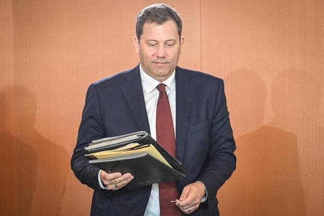 Sitzung des Bundeskabinetts ** NUR FÜR REDAKTIONELLE ZWECKE ** EDITORIAL USE ONLY **<p>Sitzung des Bundeskabinetts,: Lars Klingbeil (SPD), Bundesminister der Finanzen nimmt an der Sitzung des Bundeskabinetts im Kanzleramt teil. fotografiert am 10.06.2026 in Berlin. Berlin Berlin Berlin Copyright: MaurizioxGambarini *** Meeting of the Federal Cabinet FOR EDITORIAL PURPOSES ONLY EDITORIAL USE ONLY p Meeting of the Federal Cabinet, Lars Klingbeil SPD , Federal Minister of Finance attends the meeting of the Federal Cabinet in the Chancellery photographed on 10 06 2026 in Berlin Berlin Berlin Berlin Copyright MaurizioxGambarini Copyright: MaurizioxGambarini doc86864yjthttfcyhipyq ,EDITORIAL USE ONLY
