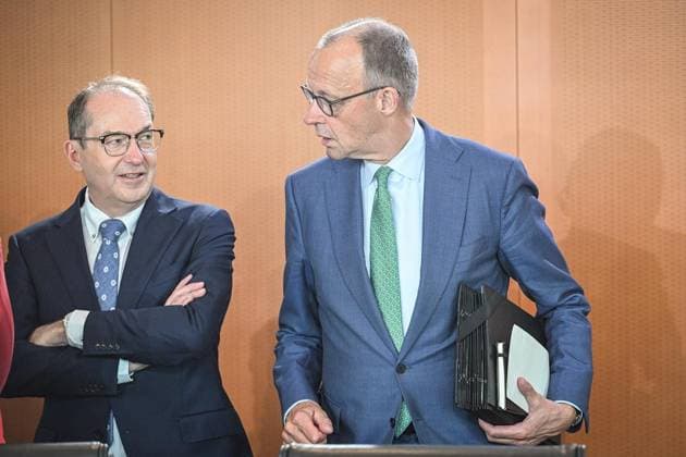 Sitzung des Bundeskabinetts ** NUR FÜR REDAKTIONELLE ZWECKE ** EDITORIAL USE ONLY **<p>Sitzung des Bundeskabinetts, Bundeskanzler Friedrich Merz (CDU) spricht mit Alexander Dobrindt (CSU), Bundesinnenminister, vor Beginn der Sitzung des Bundeskabinetts im Kanzleramt.. fotografiert am 10.06.2026 in Berlin. Berlin Berlin Berlin Copyright: MaurizioxGambarini *** Federal Cabinet meeting FOR EDITORIAL PURPOSES ONLY EDITORIAL USE ONLY p Federal Cabinet meeting, Federal Chancellor Friedrich Merz CDU speaks with Alexander Dobrindt CSU , Federal Minister of the Interior, before the start of the Federal Cabinet meeting in the Chancellery photographed on 10 06 2026 in Berlin Berlin Berlin Berlin Copyright MaurizioxGambarini Copyright: MaurizioxGambarini doc86866snvrsjp97atlbz ,EDITORIAL USE ONLY