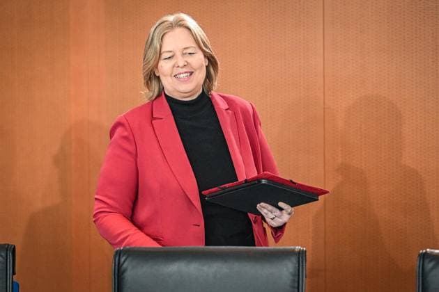 Sitzung des Bundeskabinetts ** NUR FÜR REDAKTIONELLE ZWECKE ** EDITORIAL USE ONLY **<p>Bärbel Bas (SPD), Bundesministerin für Arbeit und Soziales nimmt an der Sitzung des Bundeskabinetts im Kanzleramt teil. fotografiert am 10.06.2026 in Berlin. Berlin Berlin Berlin Copyright: MaurizioxGambarini *** Federal Cabinet meeting FOR EDITORIAL PURPOSES ONLY EDITORIAL USE ONLY p Bärbel Bas SPD , Federal Minister of Labor and Social Affairs attends the Federal Cabinet meeting at the Chancellery photographed on 10 06 2026 in Berlin Berlin Berlin Berlin Copyright MaurizioxGambarini Copyright: MaurizioxGambarini doc86867ox76ztclql5cf5 ,EDITORIAL USE ONLY