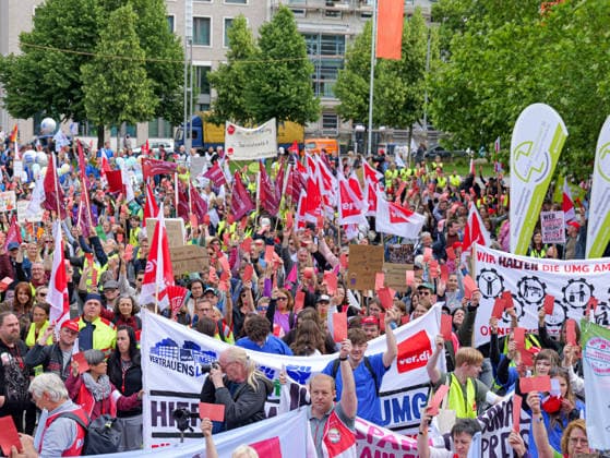 Demonstration gegen Gesundheitsrefom Dicht an dicht stehen die Teilnehmer der Kundgebung gegen die Gesundheitsreform. *** Demonstration against healthcare reform The participants in the rally against healthcare reform stand close together Copyright: xBerndxGüntherx