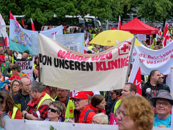 Demonstration gegen Gesundheitsrefom Mehrere tausend Teilnehmer aus Pflege und Medizin versammelten sich zum Protest gegen die Gesundheitsreform in Hannover. *** Demonstration against healthcare reform Several thousand participants from the nursing and medical sectors gathered in Hanover to protest against the healthcare reform Copyright: xBerndxGüntherx