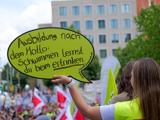 Demonstration gegen Gesundheitsrefom Mehrere tausend Teilnehmer aus Pflege und Medizin versammelten sich zum Protest gegen die Gesundheitsreform in Hannover. *** Demonstration against healthcare reform Several thousand participants from the nursing and medical sectors gathered in Hanover to protest against the healthcare reform Copyright: xBerndxGüntherx