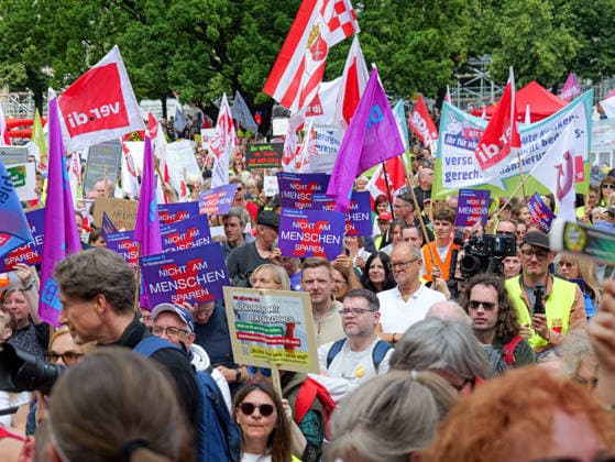 Demonstration gegen Gesundheitsrefom Mehrere tausend Teilnehmer aus Pflege und Medizin versammelten sich zum Protest gegen die Gesundheitsreform in Hannover. *** Demonstration against healthcare reform Several thousand participants from the nursing and medical sectors gathered in Hanover to protest against the healthcare reform Copyright: xBerndxGüntherx