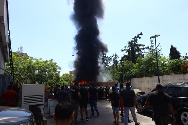 Israeli strikes target southern Lebanon despite ceasefire SIDON, LEBANON - JUNE 10: People gather as smoke rises following an Israeli airstrike that targeted a vehicle in the city of Sidon, Lebanon on June 10, 2026. Israeli forces carried out airstrikes on areas in southern Lebanon despite the ceasefire, with a vehicle targeted in Sidon, causing a fire. Mohammad Abushama Anadolu Sidon Lebanon. Editorial use only. Please get in touch for any other usage.  Copyright: x2026xAnadoluxMohammadxAbushamax