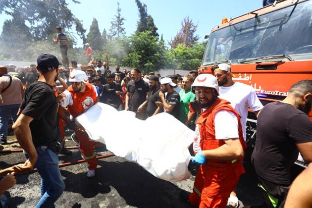 Israeli strikes target southern Lebanon despite ceasefire SIDON, LEBANON - JUNE 10: Civil defense personnel carry a casualty following an Israeli airstrike that targeted a vehicle in the city of Sidon, Lebanon on June 10, 2026. Israeli forces carried out airstrikes on areas in southern Lebanon despite the ceasefire, with a vehicle targeted in Sidon. Mohammad Abushama Anadolu Sidon Lebanon. Editorial use only. Please get in touch for any other usage.  Copyright: x2026xAnadoluxMohammadxAbushamax