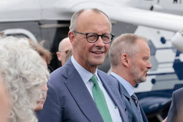 Friedrich Merz und Michael Schöllhorn beim Rundgang auf der ILA Berlin 2026 auf dem ILA-Gelände am Flughafen BER Berlin-Brandenburg. Berlin-Schönefeld, 10.06.2026 *** Friedrich Merz and Michael Schöllhorn on a tour of the ILA Berlin 2026 on the ILA grounds at BER Berlin Brandenburg Airport Berlin Schönefeld, 10 06 2026 Foto:xR.xSchmiegeltx xFuturexImagex ila_opening_6601