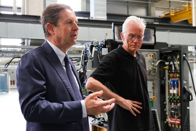 10.06.2026, DEU, Wiesloch Bilanzpressekonferenz der Heidelberger Druckmaschinen AG. Vorstellung von Unmanned Ground Vehicle , einsetzbar u.a. fuer Drohnenabwehr und Transport in Krisengebieten. Juergen Otto, Vorsitzender des Vorstandes Heidelberger Druckmaschinen AG und Bernhard Buck, Leiter Entwicklung *** 10 06 2026, DEU, Wiesloch Annual press conference of Heidelberger Druckmaschinen AG Presentation of Unmanned Ground Vehicle , usable for drone defense and transport in crisis areas Juergen Otto, Chairman of the Management Board of Heidelberger Druckmaschinen AG and Bernhard Buck, Head of Development