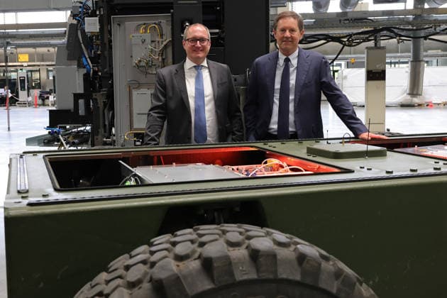 10.06.2026, DEU, Wiesloch Bilanzpressekonferenz der Heidelberger Druckmaschinen AG. Vorstellung von Unmanned Ground Vehicle , einsetzbar u.a. fuer Drohnenabwehr und Transport in Krisengebieten. Juergen Otto, Vorsitzender des Vorstandes Heidelberger Druckmaschinen AG und David Schmedding, Vorstand Technologie und Vertrieb *** 10 06 2026, DEU, Wiesloch Annual Press Conference of Heidelberger Druckmaschinen AG Presentation of Unmanned Ground Vehicle , usable for drone defense and transport in crisis areas Juergen Otto, Chairman of the Management Board of Heidelberger Druckmaschinen AG and David Schmedding, Chief Technology and Sales Officer