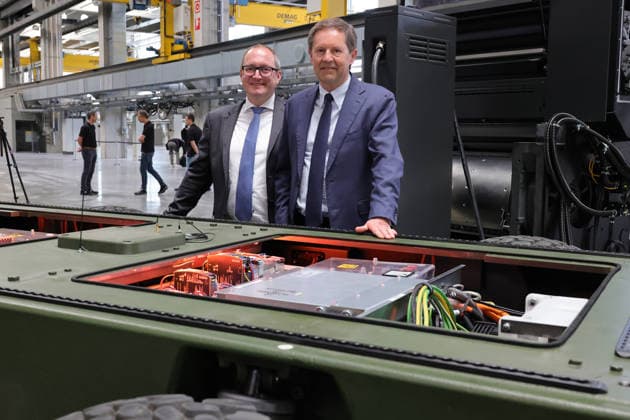 10.06.2026, DEU, Wiesloch Bilanzpressekonferenz der Heidelberger Druckmaschinen AG. Vorstellung von Unmanned Ground Vehicle , einsetzbar u.a. fuer Drohnenabwehr und Transport in Krisengebieten. Juergen Otto, Vorsitzender des Vorstandes Heidelberger Druckmaschinen AG und David Schmedding, Vorstand Technologie und Vertrieb *** 10 06 2026, DEU, Wiesloch Annual Press Conference of Heidelberger Druckmaschinen AG Presentation of Unmanned Ground Vehicle , usable for drone defense and transport in crisis areas Juergen Otto, Chairman of the Management Board of Heidelberger Druckmaschinen AG and David Schmedding, Chief Technology and Sales Officer