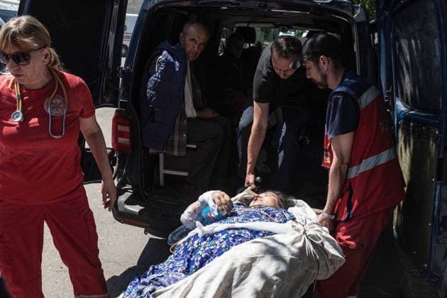 Injured civilians evacuated from hospital after Russian attacks in Druzhkivka DRUZHKIVKA, UKRAINE - JUNE 10: Medical workers transport an injured civilian in an ambulance after Russian attacks in Druzhkivka, Ukraine on June 10, 2026. Doctors and volunteers evacuated wounded civilians from a hospital following the attacks. Diego Herrera Carcedo Anadolu Druzhkivka Ukraine. Editorial use only. Please get in touch for any other usage.  Copyright: x2026xAnadoluxDiegoxHerreraxCarcedox