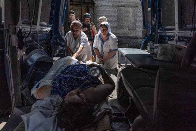 Aftermath of a Russian attack in Ukraine DRUZHKIVKA, UKRAINE - JUNE 10: Doctors and volunteers evacuate injured civilians from a hospital following Russian attacks in Druzhkivka, Ukraine, on June 10, 2026. Diego Herrera Carcedo Anadolu Donetsk Oblast Ukraine. Editorial use only. Please get in touch for any other usage.  Copyright: x2026xAnadoluxDiegoxHerreraxCarcedox