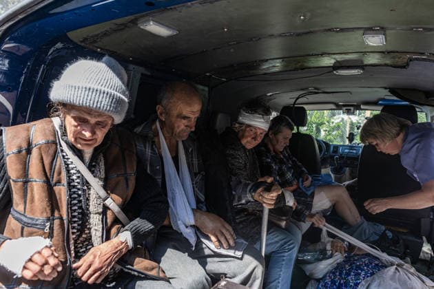 Aftermath of a Russian attack in Ukraine DRUZHKIVKA, UKRAINE - JUNE 10: Volunteers evacuate injured civilians from a hospital following Russian attacks in Druzhkivka, Ukraine, on June 10, 2026. Diego Herrera Carcedo Anadolu Donetsk Oblast Ukraine. Editorial use only. Please get in touch for any other usage.  Copyright: x2026xAnadoluxDiegoxHerreraxCarcedox
