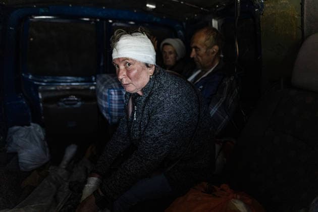 Aftermath of a Russian attack in Ukraine DRUZHKIVKA, UKRAINE - JUNE 10: An injured woman is being evacuated by volunteers from a hospital following Russian attacks in Druzhkivka, Ukraine, on June 10, 2026. Diego Herrera Carcedo Anadolu Donetsk Oblast Ukraine. Editorial use only. Please get in touch for any other usage.  Copyright: x2026xAnadoluxDiegoxHerreraxCarcedox