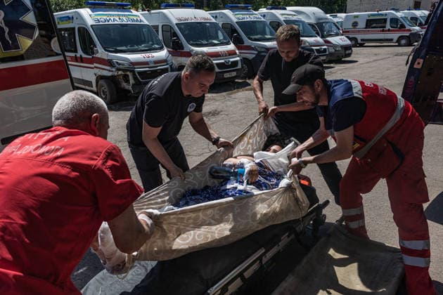 Aftermath of a Russian attack in Ukraine KRAMATORSK, UKRAINE - JUNE 10: Doctors and volunteers transfer to an ambulance a wounded person evacuated from Druzhkivka Hospital following Russian attacks in Kramatorsk, Ukraine, on June 10, 2026. Diego Herrera Carcedo Anadolu Donetsk Oblast Ukraine. Editorial use only. Please get in touch for any other usage.  Copyright: x2026xAnadoluxDiegoxHerreraxCarcedox