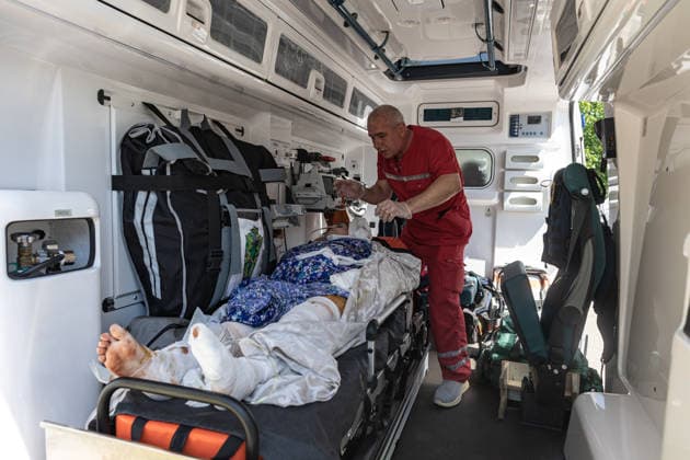 Aftermath of a Russian attack in Ukraine KRAMATORSK, UKRAINE - JUNE 10: Doctors and volunteers transfer to an ambulance a wounded person evacuated from Druzhkivka Hospital following Russian attacks in Kramatorsk, Ukraine, on June 10, 2026. Diego Herrera Carcedo Anadolu Donetsk Oblast Ukraine. Editorial use only. Please get in touch for any other usage.  Copyright: x2026xAnadoluxDiegoxHerreraxCarcedox