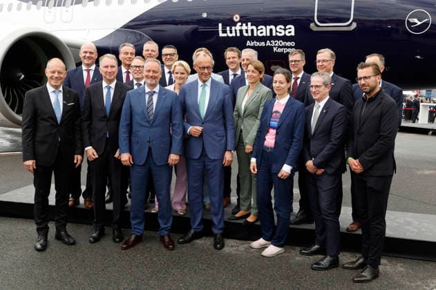 Michael Schöllhorn, Friedrich Merz und Airbus Mitarbeiter beim Rundgang auf der ILA Berlin 2026 auf dem ILA-Gelände am Flughafen BER Berlin-Brandenburg. Berlin-Schönefeld, 10.06.2026 *** Michael Schöllhorn, Friedrich Merz and Airbus employees on a tour of the ILA Berlin 2026 on the ILA grounds at BER Berlin Brandenburg Airport Berlin Schönefeld, 10 06 2026 Foto:xR.xSchmiegeltx xFuturexImagex ila_opening_6610