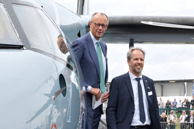 Friedrich Merz und Nico Neumann beim Rundgang auf der ILA Berlin 2026 auf dem ILA-Gelände am Flughafen BER Berlin-Brandenburg. Berlin-Schönefeld, 10.06.2026 *** Friedrich Merz and Nico Neumann on a tour of the ILA Berlin 2026 on the ILA grounds at BER Berlin Brandenburg Airport Berlin Schönefeld, 10 06 2026 Foto:xR.xSchmiegeltx xFuturexImagex ila_opening_6611