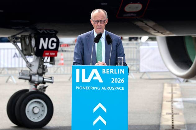 Friedrich Merz beim Rundgang auf der ILA Berlin 2026 auf dem ILA-Gelände am Flughafen BER Berlin-Brandenburg. Berlin-Schönefeld, 10.06.2026 *** Friedrich Merz on a tour of the ILA Berlin 2026 on the ILA grounds at BER Berlin Brandenburg Airport Berlin Schönefeld, 10 06 2026 Foto:xR.xSchmiegeltx xFuturexImagex ila_opening_6614
