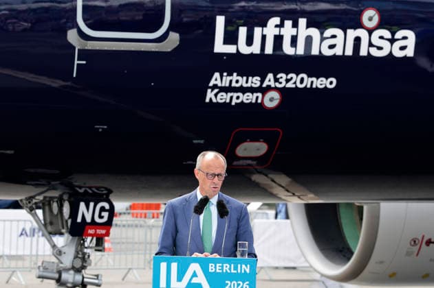 Friedrich Merz beim Rundgang auf der ILA Berlin 2026 auf dem ILA-Gelände am Flughafen BER Berlin-Brandenburg. Berlin-Schönefeld, 10.06.2026 *** Friedrich Merz on a tour of the ILA Berlin 2026 on the ILA grounds at BER Berlin Brandenburg Airport Berlin Schönefeld, 10 06 2026 Foto:xR.xSchmiegeltx xFuturexImagex ila_opening_6615