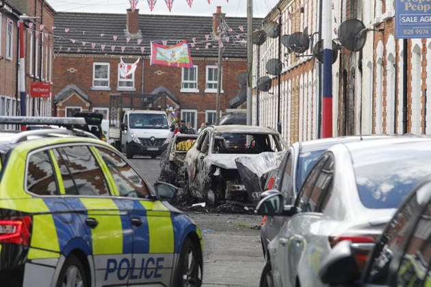Disorder continues in Belfast after knife attack leaves man seriously injured BELFAST, NORTHERN IRELAND - JUNE 10: A view of burned-out vehicles and homes on a street as police takes measures in east Belfast, Northern Ireland, on June 10, 2026. Disorder continued across parts of Belfast following a knife attack that left a man seriously injured, with fires reported in several areas of the city during the unrest. Conor Mccaughley Anadolu Belfast Northern Ireland. Editorial use only. Please get in touch for any other usage.  Copyright: x2026xAnadoluxConorxMccaughleyx
