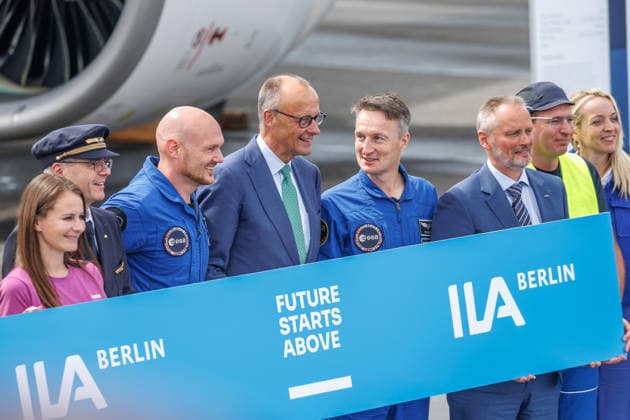 News Bilder des Tages Eröffnungsrundgang auf der ILA Bundeskanzler Friedrich Merz (CDU), Alexander Gerst und Matthias Maurer bei einem Eröffnungsrundgang auf der ILA in Berlin-Brandenburg am 10.06.2026. Berlin Deutschland *** Opening tour of the ILA Federal Chancellor Friedrich Merz CDU , Alexander Gerst and Matthias Maurer on an opening tour of the ILA in Berlin Brandenburg on 10 06 2026 Berlin Germany