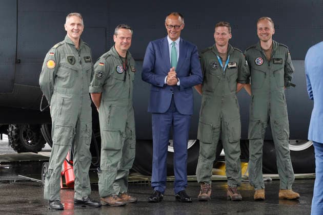 Holger Neumann, Friedrich Merz und Soldaten beim Rundgang auf der ILA Berlin 2026 auf dem ILA-Gelände am Flughafen BER Berlin-Brandenburg. Berlin-Schönefeld, 10.06.2026 *** Holger Neumann, Friedrich Merz and soldiers on a tour of the ILA Berlin 2026 on the ILA grounds at BER Berlin Brandenburg Airport Berlin Schönefeld, 10 06 2026 Foto:xR.xSchmiegeltx xFuturexImagex ila_opening_6617