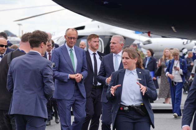 Eroeffnung der Luft- und Raumfahrtmesse ILA 2026 mit Bundeskanzler Bundeskanzler Friedrich Merz beim Rundgang uber das Messegelaender bei der Eroeffnung der Internationalen Luft- und Raumfahrtmesse ILA 2026 auf dem EXPO Gelaende in Berlin, Berlin, 10.06.2026 Berlin Berlin Deutschland *** Opening of the ILA 2026 aerospace trade fair with Federal Chancellor Federal Chancellor Friedrich Merz on a tour of the exhibition grounds at the opening of the ILA 2026 international aerospace trade fair at the EXPO grounds in Berlin, Berlin, 10 06 2026 Berlin Berlin Germany