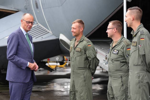 Eroeffnung der Luft- und Raumfahrtmesse ILA 2026 mit Bundeskanzler Bundeskanzler Friedrich Merz beim Rundgang uber das Messegelaender im Gespraech mit Bundeswehrsoldaten der Luftwaffe bei der Eroeffnung der Internationalen Luft- und Raumfahrtmesse ILA 2026 auf dem EXPO Gelaende in Berlin, Berlin, 10.06.2026 Berlin Berlin Deutschland *** Opening of the International Aerospace Exhibition ILA 2026 with Federal Chancellor Federal Chancellor Friedrich Merz during a tour of the exhibition grounds in conversation with German Air Force soldiers at the opening of the International Aerospace Exhibition ILA 2026 at the EXPO grounds in Berlin, Berlin, 10 06 2026 Berlin Berlin Germany