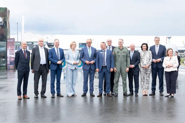 Friedrich Merz - ILA Berlin EUR, Deutschland, Berlin, 10.06.2026: Rundgang des Bundeskanzlers Friedrich Merz mit Vertretern von Airbus und Lufthansa und Bundeswehr .(Guillaume Faury, . Die ILA Berlin ist eine der weltweit führenden Aerospace-Messen. Sie deckt die Branchensegmente Aviation, Space und Defence ab. Alle zwei Jahre bringt sie führende Köpfe aus Industrie, Politik, Forschung und Streitkräften zum Austausch und Netzwerken zusammen. *** Friedrich Merz ILA Berlin EUR, Germany, Berlin, 10 06 2026 Tour by Federal Chancellor Friedrich Merz with representatives of Airbus and Lufthansa and the German Armed Forces Guillaume Faury, ILA Berlin is one of the worlds leading aerospace trade fairs It covers the aviation, space and defense s