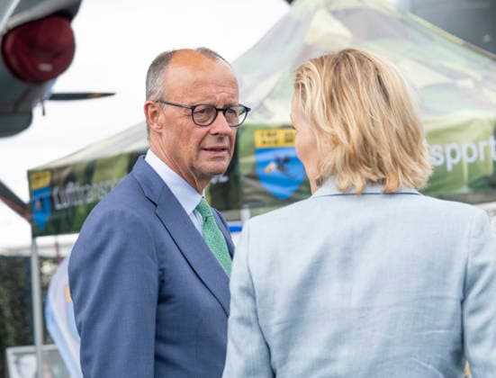Friedrich Merz - ILA Berlin EUR, Deutschland, Berlin, 10.06.2026: Rundgang des Bundeskanzlers Friedrich Merz mit Vertretern von Airbus und Lufthansa und Bundeswehr .(Guillaume Faury, . Die ILA Berlin ist eine der weltweit führenden Aerospace-Messen. Sie deckt die Branchensegmente Aviation, Space und Defence ab. Alle zwei Jahre bringt sie führende Köpfe aus Industrie, Politik, Forschung und Streitkräften zum Austausch und Netzwerken zusammen. *** Friedrich Merz ILA Berlin EUR, Germany, Berlin, 10 06 2026 Tour by Federal Chancellor Friedrich Merz with representatives of Airbus and Lufthansa and the German Armed Forces Guillaume Faury, ILA Berlin is one of the worlds leading aerospace trade fairs It covers the aviation, space and defense s