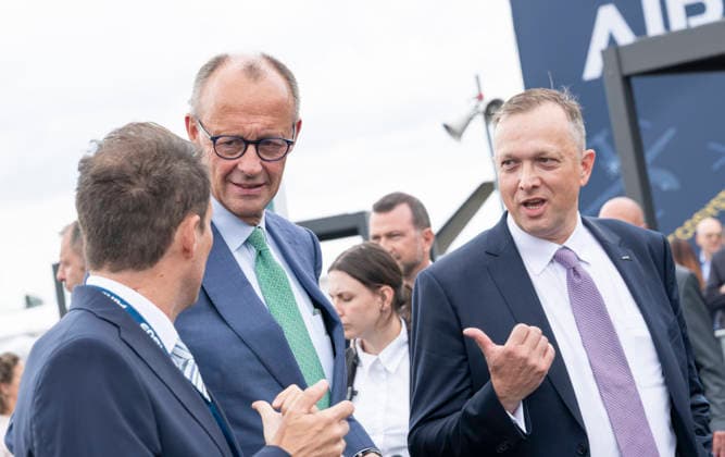 Friedrich Merz - ILA Berlin EUR, Deutschland, Berlin, 10.06.2026: Rundgang des Bundeskanzlers Friedrich Merz mit Vertretern von Airbus und Lufthansa und Bundeswehr .(Guillaume Faury, . Die ILA Berlin ist eine der weltweit führenden Aerospace-Messen. Sie deckt die Branchensegmente Aviation, Space und Defence ab. Alle zwei Jahre bringt sie führende Köpfe aus Industrie, Politik, Forschung und Streitkräften zum Austausch und Netzwerken zusammen. *** Friedrich Merz ILA Berlin EUR, Germany, Berlin, 10 06 2026 Tour by Federal Chancellor Friedrich Merz with representatives of Airbus and Lufthansa and the German Armed Forces Guillaume Faury, ILA Berlin is one of the worlds leading aerospace trade fairs It covers the aviation, space and defense s