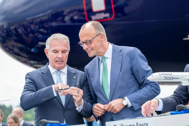 Friedrich Merz - ILA Berlin EUR, Deutschland, Berlin, 10.06.2026: Rundgang des Bundeskanzlers Friedrich Merz mit Vertretern von Airbus und Lufthansa und Bundeswehr .(Guillaume Faury, . Die ILA Berlin ist eine der weltweit führenden Aerospace-Messen. Sie deckt die Branchensegmente Aviation, Space und Defence ab. Alle zwei Jahre bringt sie führende Köpfe aus Industrie, Politik, Forschung und Streitkräften zum Austausch und Netzwerken zusammen. *** Friedrich Merz ILA Berlin EUR, Germany, Berlin, 10 06 2026 Tour by Federal Chancellor Friedrich Merz with representatives of Airbus and Lufthansa and the German Armed Forces Guillaume Faury, ILA Berlin is one of the worlds leading aerospace trade fairs It covers the aviation, space and defense s