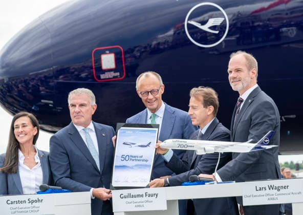 Friedrich Merz - ILA Berlin EUR, Deutschland, Berlin, 10.06.2026: Rundgang des Bundeskanzlers Friedrich Merz mit Vertretern von Airbus und Lufthansa und Bundeswehr .(Guillaume Faury, . Die ILA Berlin ist eine der weltweit führenden Aerospace-Messen. Sie deckt die Branchensegmente Aviation, Space und Defence ab. Alle zwei Jahre bringt sie führende Köpfe aus Industrie, Politik, Forschung und Streitkräften zum Austausch und Netzwerken zusammen. *** Friedrich Merz ILA Berlin EUR, Germany, Berlin, 10 06 2026 Tour by Federal Chancellor Friedrich Merz with representatives of Airbus and Lufthansa and the German Armed Forces Guillaume Faury, ILA Berlin is one of the worlds leading aerospace trade fairs It covers the aviation, space and defense s