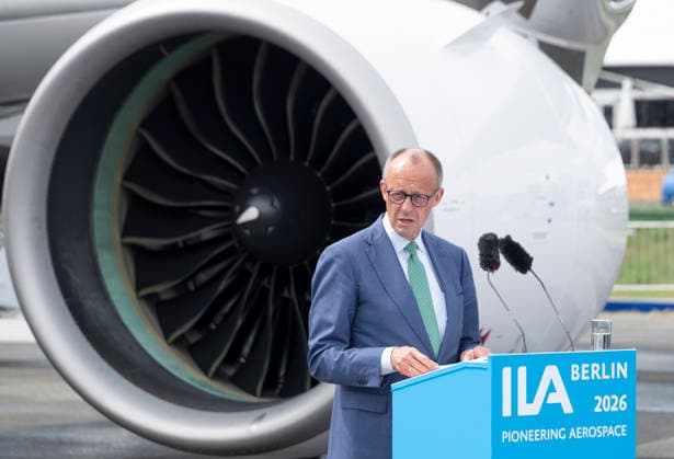 Friedrich Merz - ILA Berlin EUR, Deutschland, Berlin, 10.06.2026: Rundgang des Bundeskanzlers Friedrich Merz mit Vertretern von Airbus und Lufthansa und Bundeswehr .(Guillaume Faury, . Die ILA Berlin ist eine der weltweit führenden Aerospace-Messen. Sie deckt die Branchensegmente Aviation, Space und Defence ab. Alle zwei Jahre bringt sie führende Köpfe aus Industrie, Politik, Forschung und Streitkräften zum Austausch und Netzwerken zusammen. *** Friedrich Merz ILA Berlin EUR, Germany, Berlin, 10 06 2026 Tour by Federal Chancellor Friedrich Merz with representatives of Airbus and Lufthansa and the German Armed Forces Guillaume Faury, ILA Berlin is one of the worlds leading aerospace trade fairs It covers the aviation, space and defense s