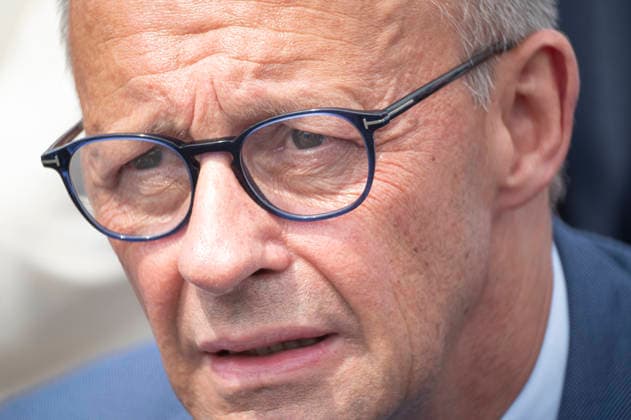 Friedrich Merz - ILA Berlin EUR, Deutschland, Berlin, 10.06.2026: Rundgang des Bundeskanzlers Friedrich Merz mit Vertretern von Airbus und Lufthansa und Bundeswehr .(Guillaume Faury, . Die ILA Berlin ist eine der weltweit führenden Aerospace-Messen. Sie deckt die Branchensegmente Aviation, Space und Defence ab. Alle zwei Jahre bringt sie führende Köpfe aus Industrie, Politik, Forschung und Streitkräften zum Austausch und Netzwerken zusammen. *** Friedrich Merz ILA Berlin EUR, Germany, Berlin, 10 06 2026 Tour by Federal Chancellor Friedrich Merz with representatives of Airbus and Lufthansa and the German Armed Forces Guillaume Faury, ILA Berlin is one of the worlds leading aerospace trade fairs It covers the aviation, space and defense s