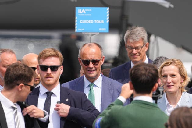 Eroeffnung der Luft- und Raumfahrtmesse ILA 2026 mit Bundeskanzler Bundeskanzler Friedrich Merz laessig mit Sonnenbrille beim Rundgang uber das Messegelaender bei der Eroeffnung der Internationalen Luft- und Raumfahrtmesse ILA 2026 auf dem EXPO Gelaende in Berlin, Berlin, 10.06.2026 Berlin Berlin Deutschland *** Opening of the International Aerospace Exhibition ILA 2026 with Federal Chancellor Federal Chancellor Friedrich Merz casually wearing sunglasses during a tour of the exhibition grounds at the opening of the International Aerospace Exhibition ILA 2026 at the EXPO site in Berlin, Berlin, 10 06 2026 Berlin Berlin Germany